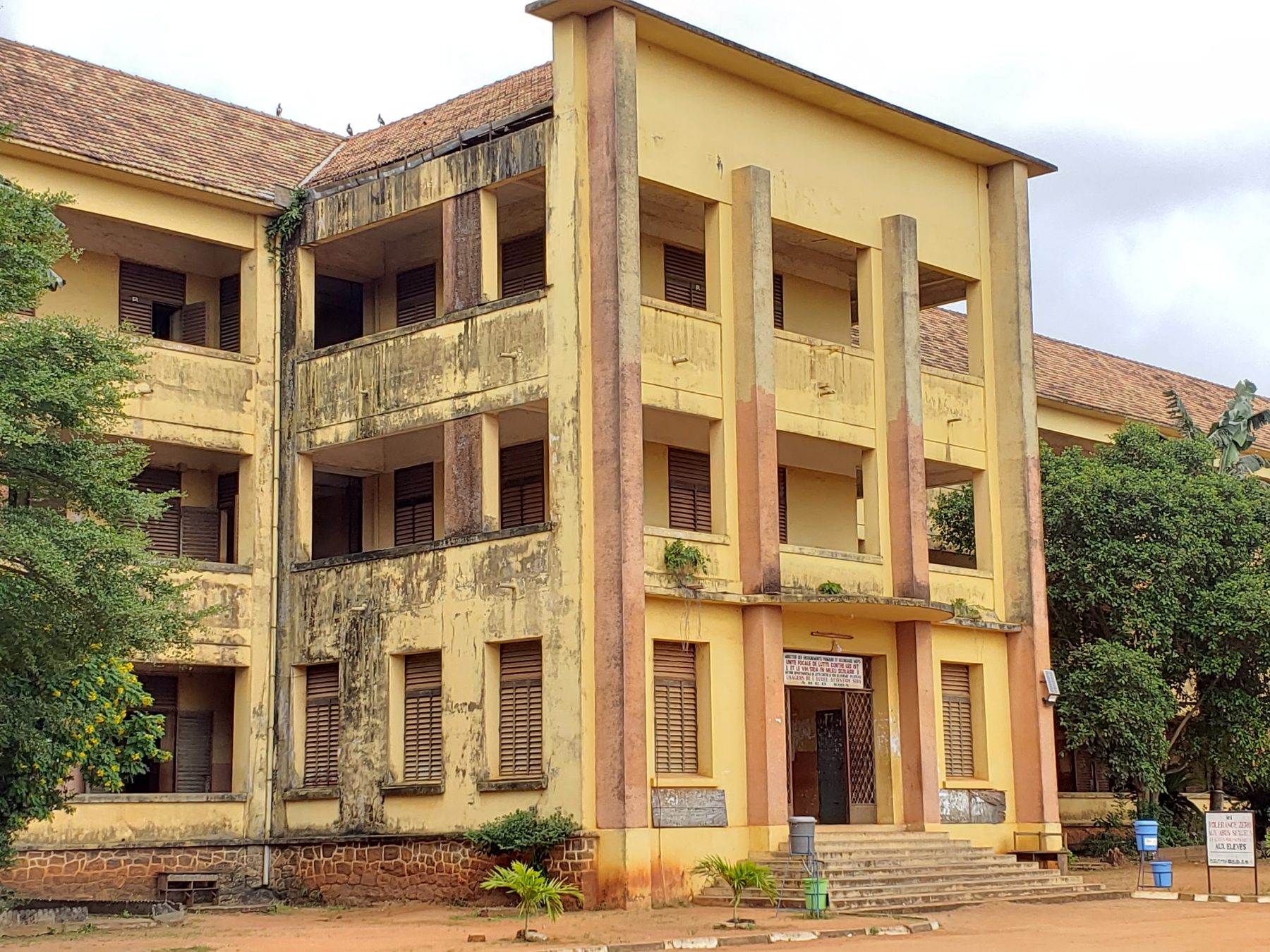 Le bâtiment principal du Lycée Béhanzin à Porto-Novo